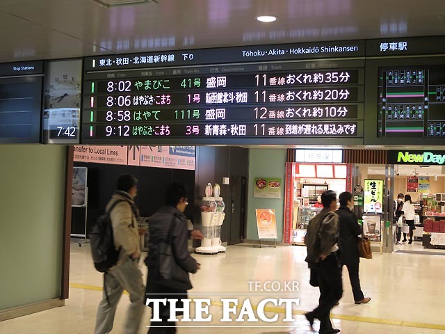 후쿠시마 지진의 영향으로 동북신칸센 운행시간의 혼란이 발생했다. 22일 오전 JR센다이역.