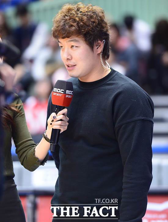 두산 민병헌이 경기장을 찾아 관전 중 방송 인터뷰를 하고 있다.