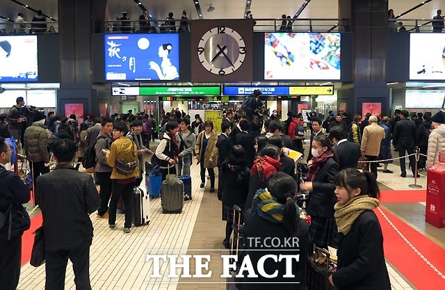 일본 후쿠시마 지진의 영향으로 열차 운행이 지연된 22일 센다이역을 찾은 승객들이 하염없이 열차를 기다리고 있다.  /닛칸스포츠제공