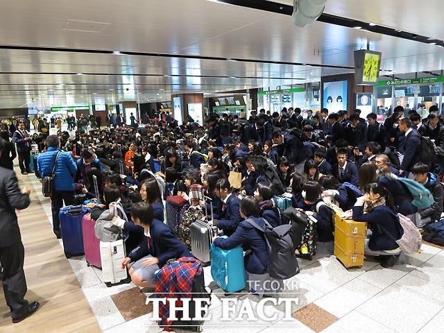 후쿠시마 지진의 영향으로 열차 운행 혼란이 발생한 22일 오전 수학여행을 떠나는 학생들이 JR센다이역에서 대기를 하고 있다.