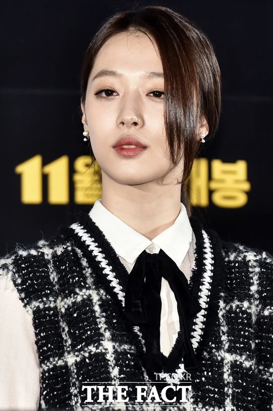 배우 설리가 24일 새벽 손목 부상으로 병원을 찾았다는 사실이 알려지면서 자해 루머까지 나돌았다. /더팩트DB