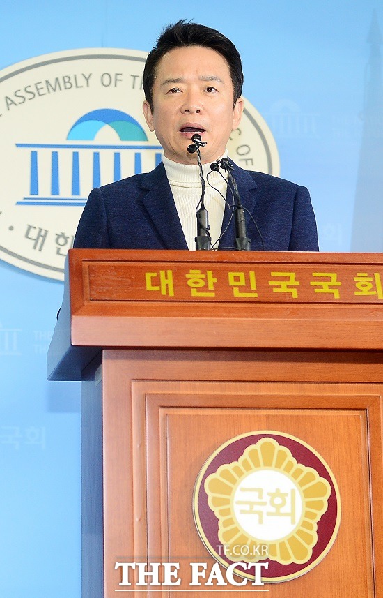 남경필 경기지사가 22일 오전 서울 여의도 국회의사당 정론관에서 기자회견을 열고 탈당 의사를 밝히고 있다./배정한 기자