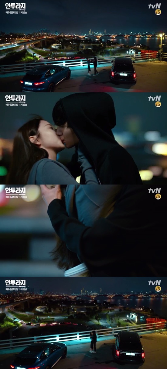 키스하는 안소희와 서강준. 25일 방송된 tvN 안투라지 7회에서 서강준(오른쪽)과 안소희가 키스를 나눴다. /안투라지 방송 캡처