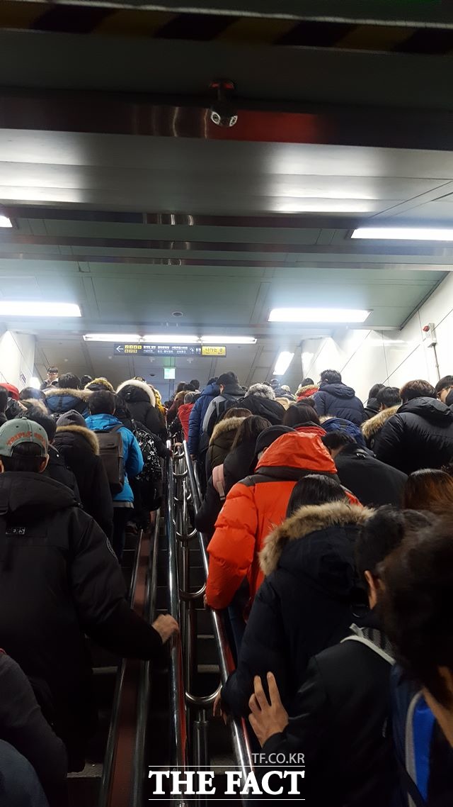 26일 오후 6시 광화문광장 일대에서 열리는 박근혜 즉각 퇴진 5차 범국민행동에 참석하기 위해 시민들이 지하철 5호선 광화문역에서 나가고 있다. /광화문=이철영 기자