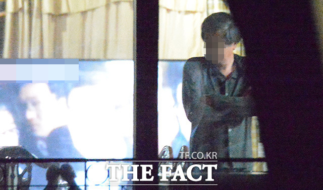 최순득 남편 장석칠 씨. 최순실의 언니 최순득이 검찰 조사를 받고 있는 가운데 남편 장석칠 씨가 검찰청에 동행했다. /배정한 이덕인 기자