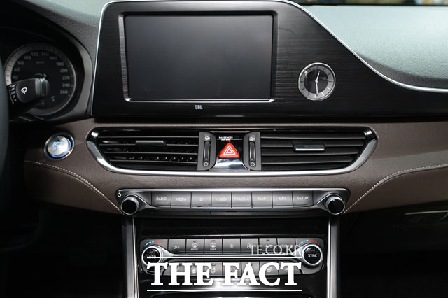 신형 그랜저의 실내 디자인은 수평형의 레이아웃을 기본 축으로 센터페시아 부분은 돌출형 디스플레이, 상하로 나뉜 조작부 내의 멀티미디어와 공조 버튼 등 크게 세 부분으로 깔끔하게 정리돼 있다. /더팩트 DB