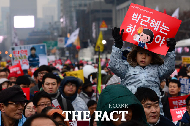 광화문광장에서 열리고 있는 박근혜 즉각 퇴진 5차 범국민행동에 참석한 시민들. /광화문=남윤호 기자