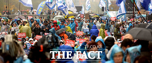 26일 오후 서울 종로구 청계광장에서 더불어민주당이 박근혜 대통령 퇴진 결의대회를 진행하고 있다. /광화문=남용희 인턴기자