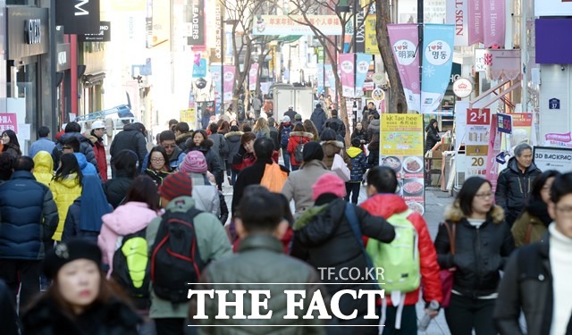 25일 한국은행에 따르면 11월 소비자심리지수는 95.8로 7년 만에 최저치를 기록했다. /임영무 기자