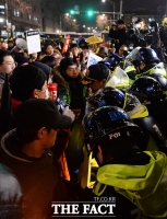 [TF포토] '청와대 앞 행진 종료'…아쉬움에 호소하는 시민들