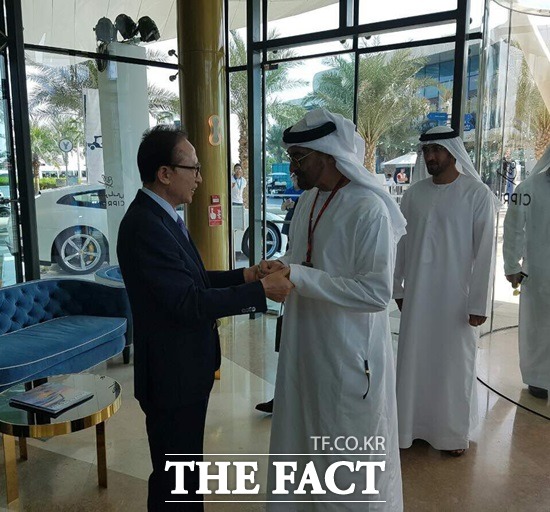 이명박 전 대통령이 26일 MB정부의 자원외교 최대 결실로 꼽히는 UAE 바라카 원전 현장을 시찰한 가운데 모하메드 알 나흐얀 왕세제와 환담을 하고 있다. 이 전 대통령의 UAE 방문은 알 나흐얀 왕세제의 초청으로 이뤄졌다.