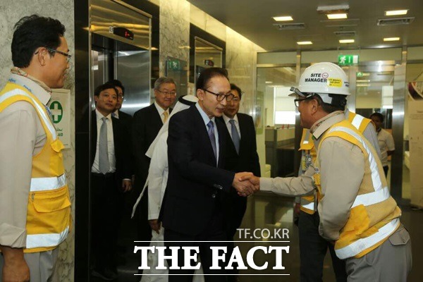 이명박 전 대통령이 26일 UAE 바라카에서 한국형 원전을 건설 중인 근로자들을 격려하고 있다.