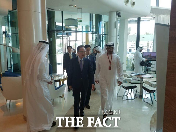 모아메드 알 나흐얀 UAE 왕세제의 영접을 받고 있는 이명박 전 대통령.