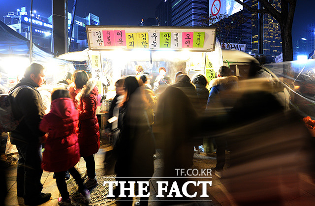 박근혜 대통령이 규제 혁파의 상징(?)으로 꼽았던 푸드트럭. 성황리에 영업 하고 있네요.