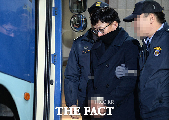 차은댁-박근혜-안종범, 연결고리. 검찰이 차은택 씨(전 광고감독) 등 5명을 27일 재판에 넘겼다. 최순실 게이트 핵심인물로 지목된 차은택 씨가 10일 오전 서울중앙지검에서 조사를 마친 뒤 이동하고 있다./이덕인 기자