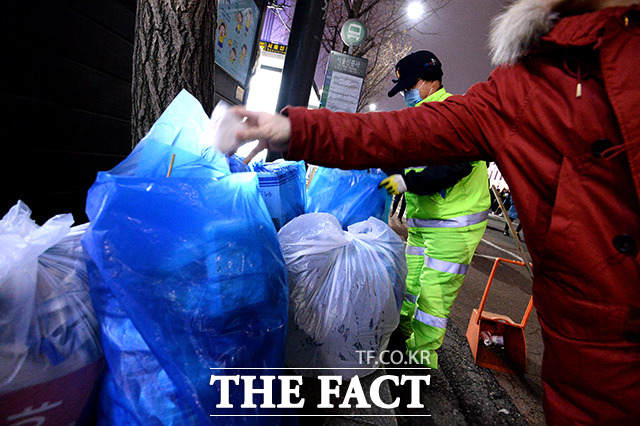 청소 중인 가운데 버젓이 쓰레기를 투척하고 가는 한 시민