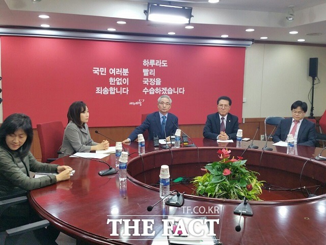 새누리당 이진곤(가운데) 윤리위원장이 28일 오후 서울 여의도 당사에서 박근혜 대통령 징계 요구안 심의를 위한 전체회의를 주재하고 있다./여의도=신진환 기자