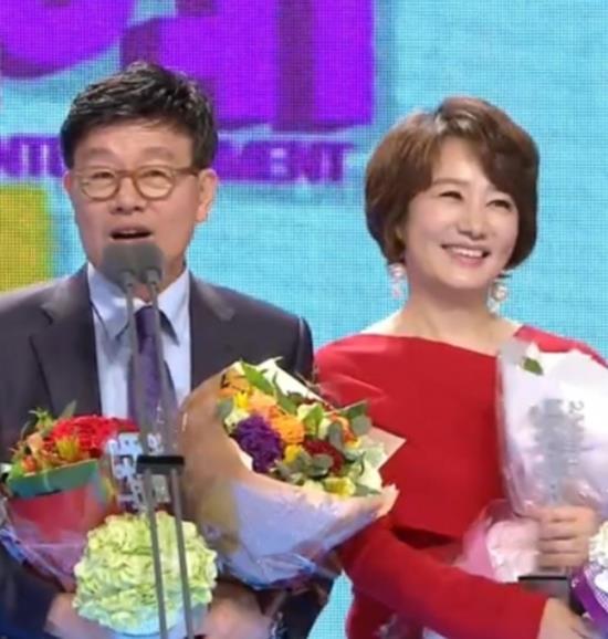 라디오 단짝콤비. 강석은 87년부터 현재까지 김혜영과 함께 MBC 표준FM 싱글벙글쇼를 진행중이다. /MBC 방송캡쳐