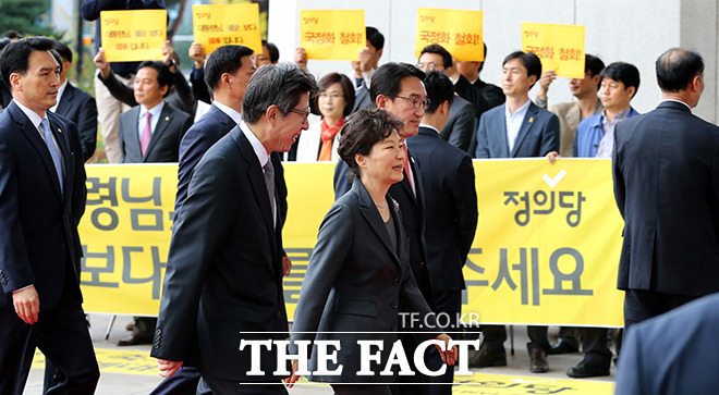 사진은 지난해 10월 2016년도 예산안 및 기금운용계획안에 대한 정부의 시정연설을 위해 국회를 찾은 박근혜 대통령이 정의당 의원들의 국정 역사교과서 피켓 시위를 지나쳐가는 모습. /임영무 기자