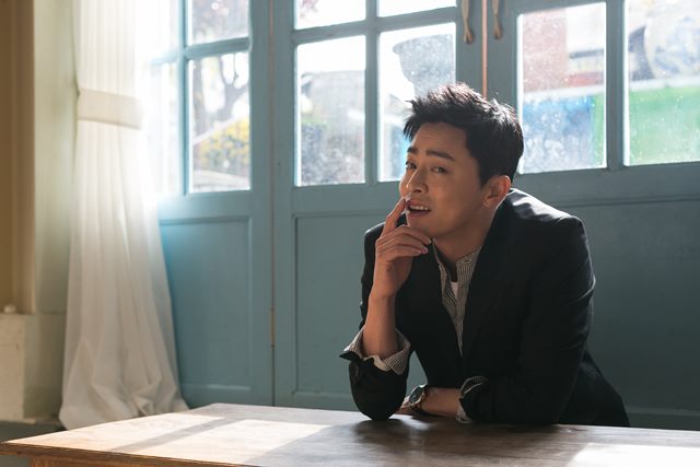 조정석, 숨은 아재미 찾기. 배우 조정석이 진지하고 위트 있는 가운데 순박한 아재미를 뽐냈다. /CJ엔터테인먼트 제공