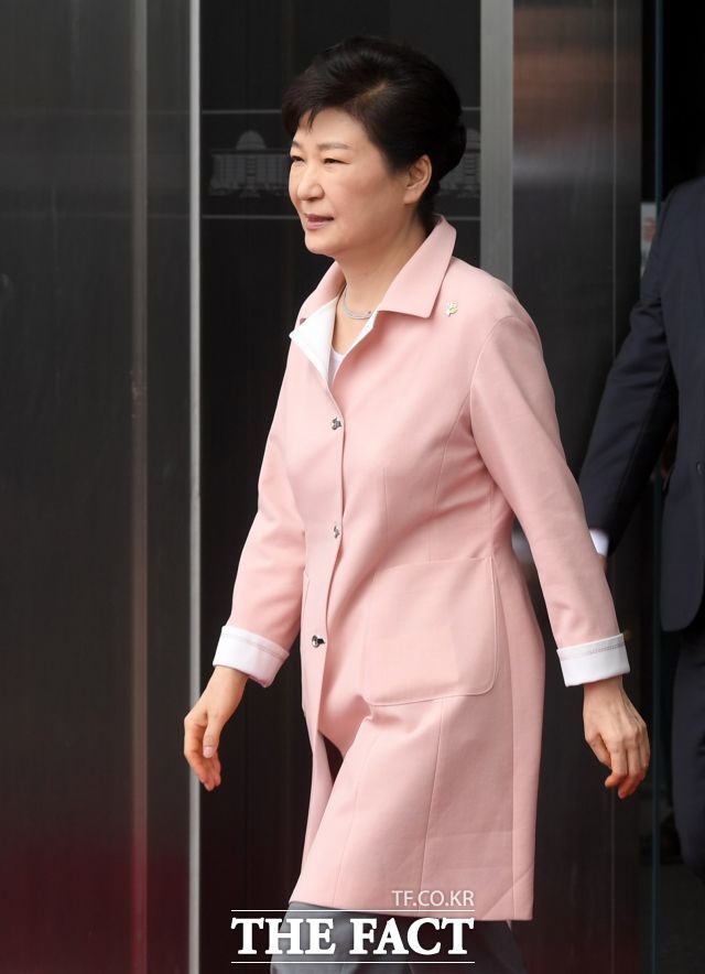 박근혜 대통령은 28일 변호인 유영하 변호사를 통해 검찰이 마지막으로 요청한 29일 대면조사도 거부했다. 박 대통령은 지난 4일 대국민 담화에서 검찰의 수사도 받겠다며 눈물까지 흘렸지만, 끝내 검찰 조사를 거부하면서 악어의 눈물이라는 비난이 쏟아지고 있다. /임영무 기자