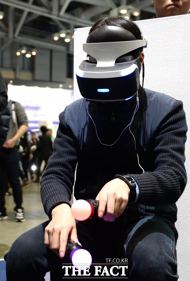 17일 부산에서 ‘지스타 2016’이 개막한 가운데 한 관람객이 가상현실 게임을 즐기고 있다. /임세준 인턴기자