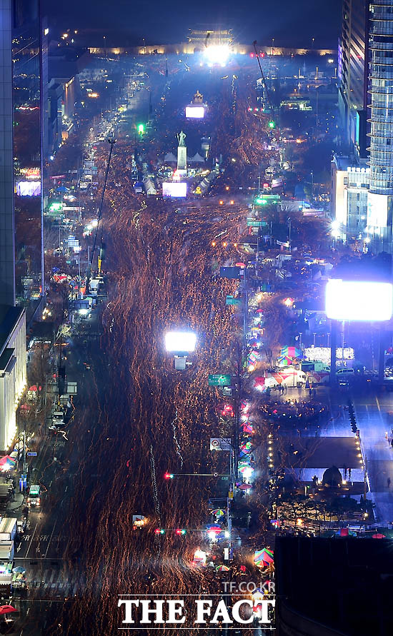 지난 26일 박근혜 대통령 퇴진 요구 5차 촛불집회 당시 광화문광장과 서울광장 일대에 모인 시민들의 모습. /이효균 기자