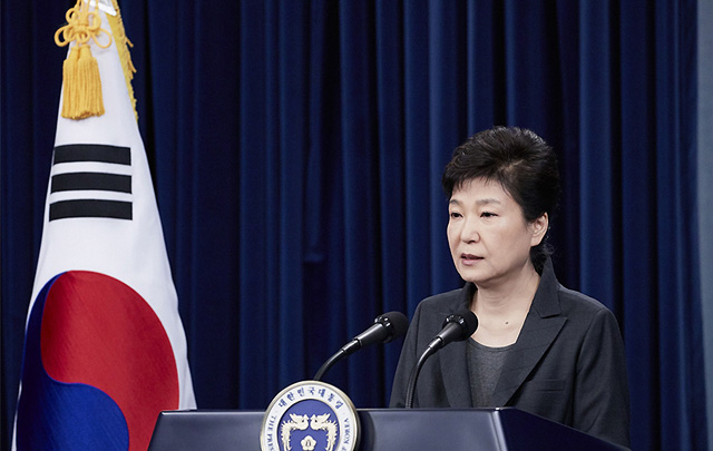 박근혜 대국민담화 발표. 박근혜 대통령은 29일 3차 대국민담화에서 임기단축과 퇴진 문제 등 국회에 맡기겠다고 밝혔다. 지난 4일 대국민담화 당시 박근혜 대통령./ 배정한 기자