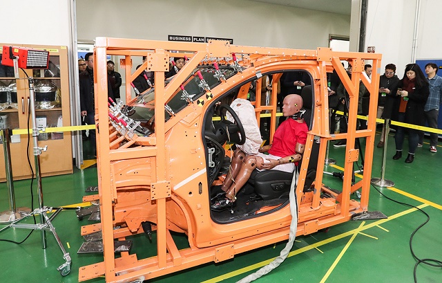 한국지엠이 기술연구소의 에어백 전개 테스트 실험실에서 차량 안전 테스트를 하고 있다.