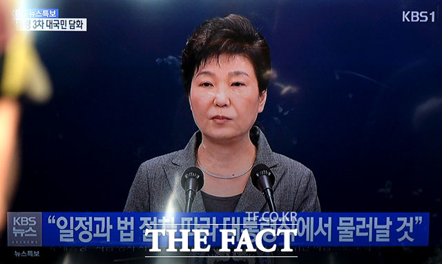 박근혜 대통령이 대통령직 거취에 관련한 3차 대국민 담화를 하고 있는 29일 오후 서울 동대문구 청량리역 대합실에는 많은 시민들이 뉴스를 지켜보고 있다. /임세준 인턴기자