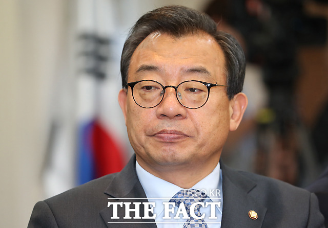 이정현 새누리당 대표가 29일 당사에서 긴급 간담회를 갖고 박근혜 대통령의 3차 대국민담화를 지켜보고 있다.  박 대통령은 이날 담화에서 저는 대통령직 임기 단축을 포함한 진퇴 문제를 국회 결정에 맡기겠다고 밝혔다.  /여의도=이새롬 기자