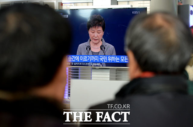 박근혜 대통령은 29일 제3차 대국민 담화를 통해 저는 대통령직 임기 단축을 포함한 진퇴 문제를 국회 결정에 맡기겠다고 퇴진 의사를 밝혔다. 시민들이 박 대통령 대국민 담화를 지켜보고 있다. /임세준 인턴기자