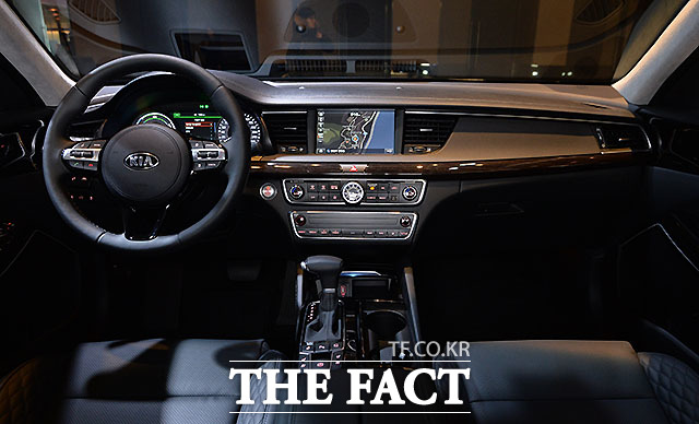 올 뉴 K7 하이브리드는 기아차의 최신 기술을 집약해 ℓ당 16.2 km의 동급 최고의 연비를 구현했다는 게 회사 측의 설명이다.
