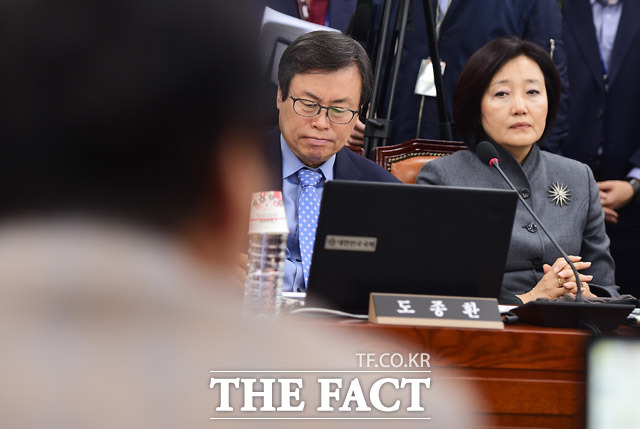 박영선 더불어민주당 의원은 29일 박근혜 최순실 국정농단 의혹 사건 진상규명 국정조사 국회특별위원회 전체회의에서 장충기 삼성 미래전략실 사장을 증인에서 제외한 것에 강력히 항의했다. /국회=배정한 기자