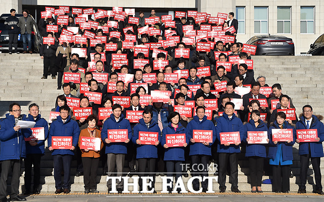 추미애 더불어민주당 대표와 우상호 원내대표(가운데) 등 더불어민주당 의원들이 29일 국회 본청 앞에서 열린 박근혜 대통령 퇴진 국민주권운동본부 의원홍보단(촛불 홍보단) 출정식에서 박근혜 대통령 퇴진을 요구하며 피켓을 들어보이고 있다. /국회=이새롬 기자