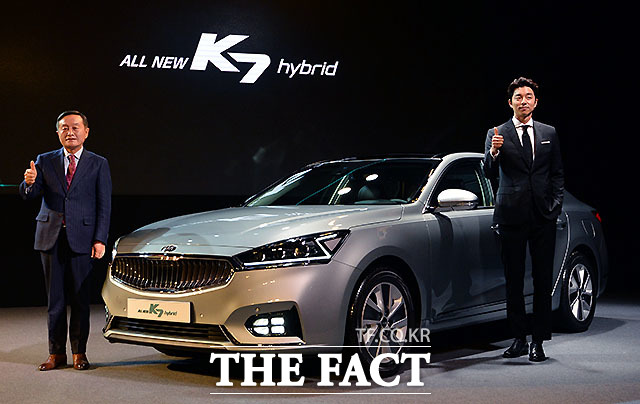 기아자동차가 29일 오전 서울 광진구 W호텔 비스타홀에서 올 뉴 K7 하이브리드의 공식 출시 행사를 진행했다. /문병희 기자