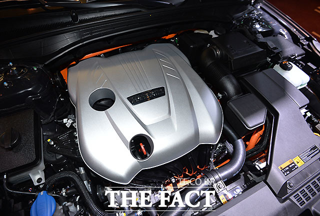 올 뉴 K7 하이브리드에 탑재된 고전압 배터리의 경우, 기존 모델과 동일한 중량을 유지하면서도 용량을 기존 5.3Ah에서 약 23% 개선된 6.5Ah까지 확대, 모터로만 주행하는 EV모드의 주행거리를 한층 늘렸다.