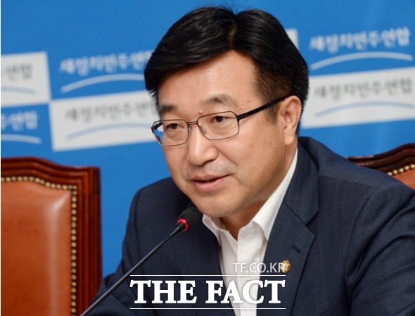 윤호중 朴 대통령 무기징역 가능 윤호중 더불어민주당 정책위의장은 최순실 사태와 관련해 29일 (박근혜 대통령에게) 선고 가능한 형량을 모두 합산하니 (최대) 무기징역이라고 주장했다./더팩트DB