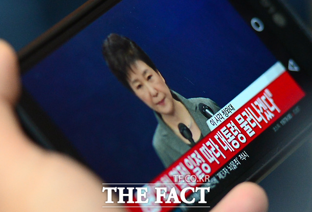 박근혜 대통령의 제3차 대국민담화가 29일 오후 2시 30분에 열린 가운데, 서울 여의도 새누리당사에서 한 취재진이 휴대전화로 대국민담화를 보고 있다./이새롬 기자