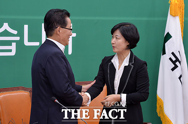 더불어민주당과 국민의당은 박 대통령의 대국민 담화에 대해 지금 탄핵 정국을 지연하고 모면하려는 꼼수 박 대통령은 촛불의 민심과 탄핵의 물결을 잘라버리는 무책임하고 무서운 함정을 국회에 또 넘겼다고 비판했다. /문병희 기자