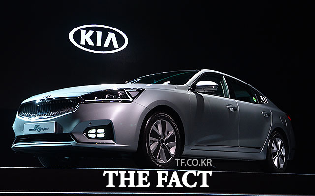 차량 전장품의 전력 사용, 엔진 출력 변화 등을 실시간으로 감지해 EV 작동 구간을 보다 효율적으로 제어하는 환경부하로직을 개선 적용해 한층 더 높은 연비를 구현했다.