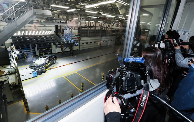 한국지엠이 기술연구소의 충돌 실험실에서 말리부 충돌 테스트를 시연하고 있다.