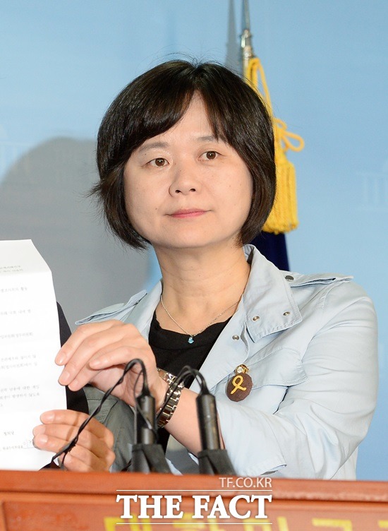 이정미 정의당 원내수석부대표는 29일 오후 페이스북에 박근혜 대통령의 제3차 대국민담화에 대해 개소리엔 노코멘트라고 밝혔다./더팩트DB