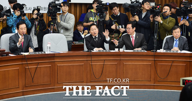 김수남 검찰총장이 참석하지 않으면 증인선서를 받지 않겠다는 야당 의원들과 새누리당 김성태 위원장의 기싸움....