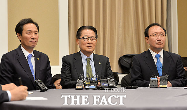 더불어민주당과 국민의당, 정의당 등 야 3당은 29일 최순실 국정농단 특별검사 후보로 대검 형사부장 출신인 조승식 변호사(사법연수원 9기)와 서울고검장 출신인 박영수 변호사(사법연수원 10기)를 대통령에게 추천했다. 더불어민주당 우상호, 국민의당 박지원, 정의당 노회찬 원내대표(왼쪽부터) /문병희 기자