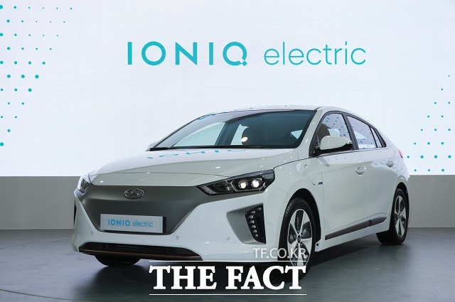 현대자동차의 최초 친환경 전용 모델 아이오닉은 하이브리드 모델 340대, 전기차 모델 1085대 등 모두 1425대가 팔리며 지난 1월 출시 이래 역대 최다 판매 실적을 달성했다. /더팩트 DB