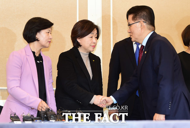 야3당의 2일 박근혜 대통령 탄핵소추안 발의가 결국 불발했다. 탄핵안은 국민의당이 제안한 2일 발의 5일 표결이 유력할 것으로 전망된다. /국회=배정한 기자