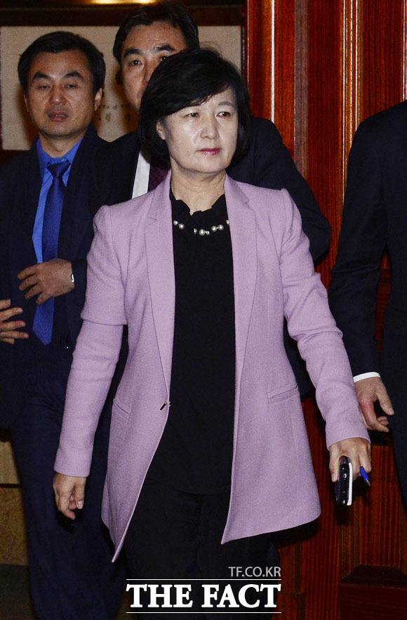 추미애 민주당 대표가 1일 오전 여의도의 한 호텔에서 김무성 새누리당 전 대표와 조찬회동을 마친 뒤 취재진의 질문에 답하고 있다. 추 대표와 김 전 대표는 이날 회동에서 박근혜 대통령의 사퇴 시점에 대해 논의했으나 접점을 찾지는 못했다고 밝혔다. /여의도=배정한 기자