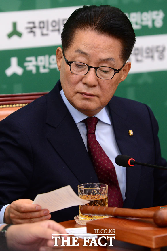 쪽지 보는 박지원 비대위원장