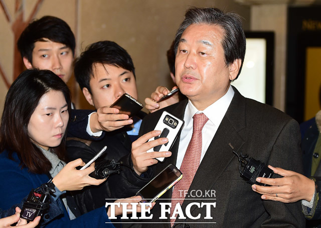 김무성 새누리당 전 대표가 1일 오전 서울 여의도의 한 호텔에서 추미애 더불어민주당 대표와 조찬회동을 마친 뒤 취재진의 질문에 답하고 있다./여의도=배정한 기자